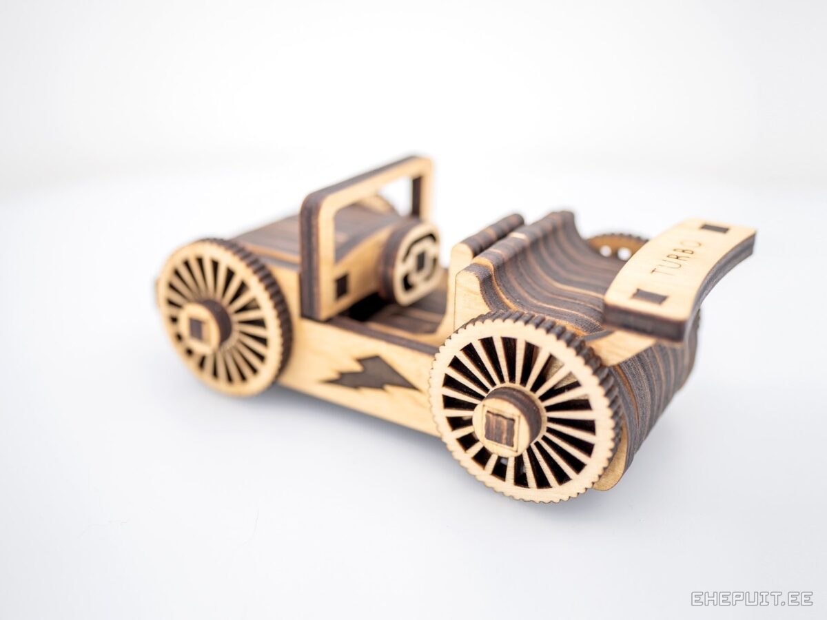 Vineerist mänguauto, külgvaade, välgunool