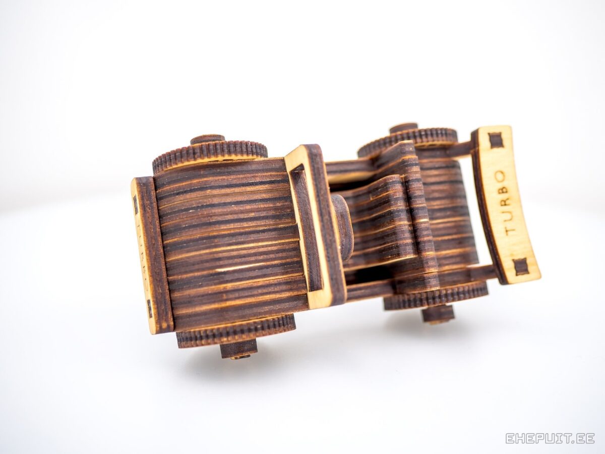 Vineerist mänguauto