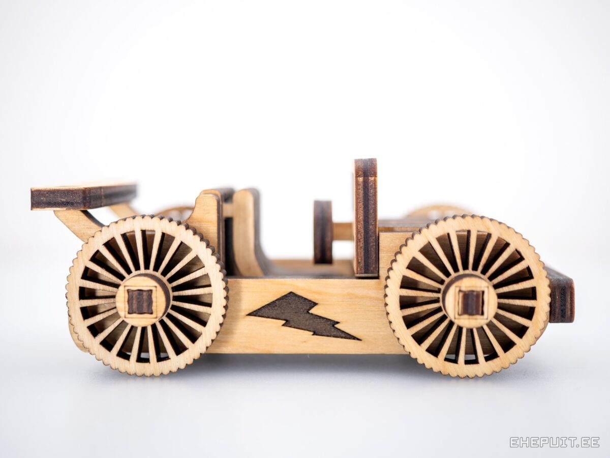 Vineerist mänguauto, külgvaade, välgunool