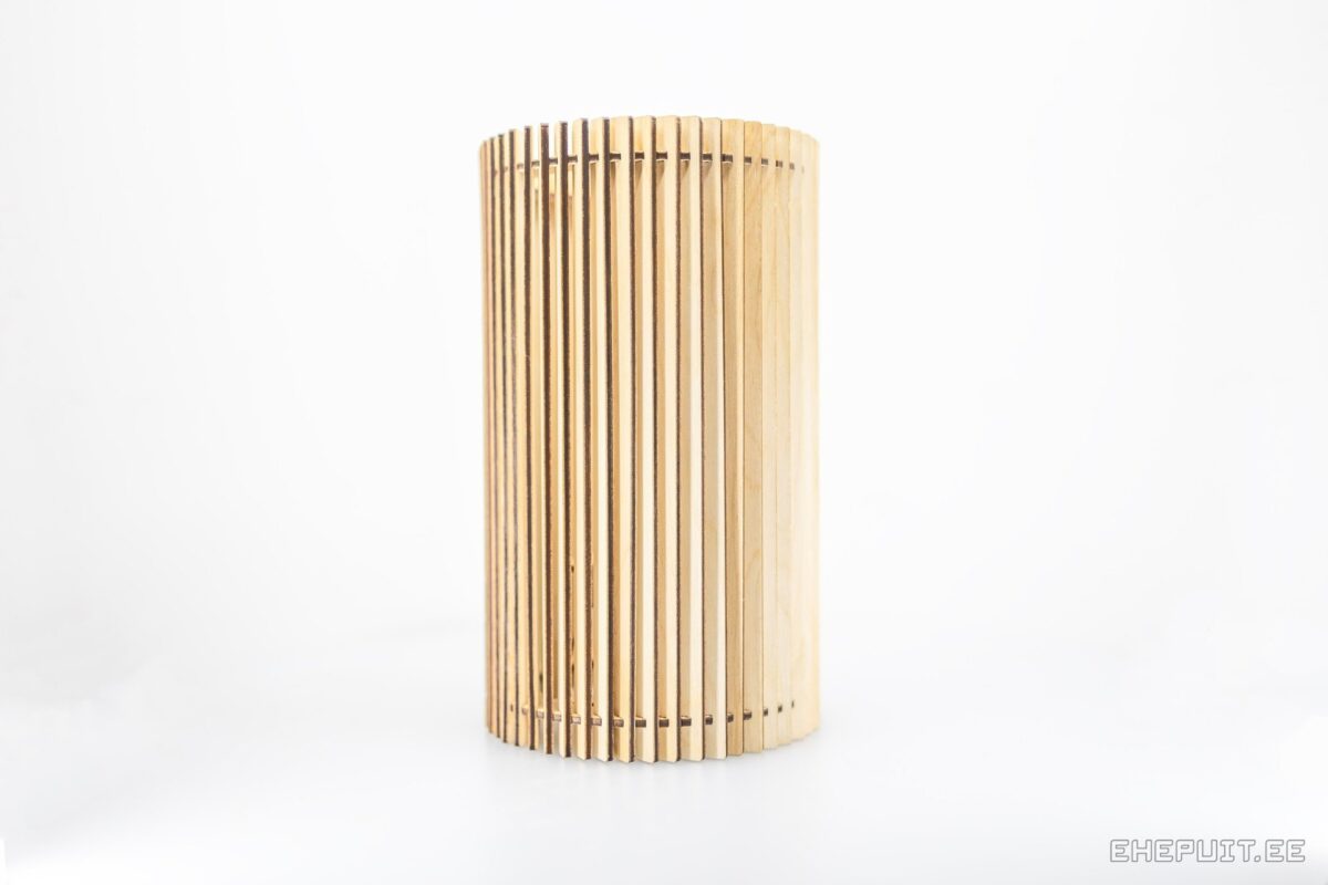 Puidust naturaalne lamp, valge taust, sokkel, liistud, peidetud valgus