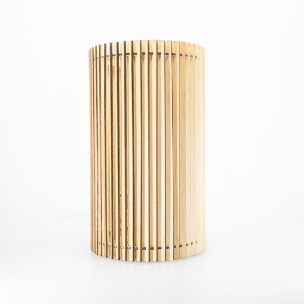 Puidust naturaalne lamp, valge taust, sokkel, liistud, peidetud valgus