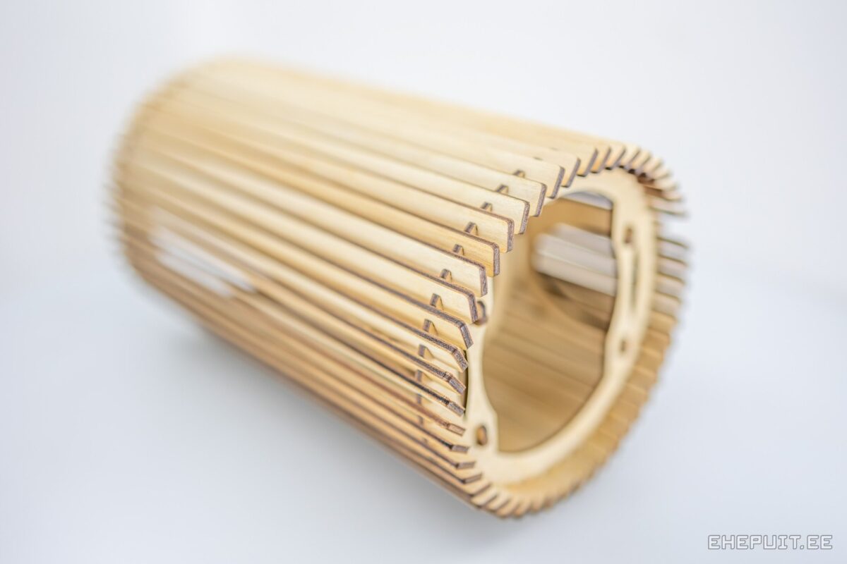 Puidust naturaalne lamp, valge taust, sokkel, liistud, peidetud valgus