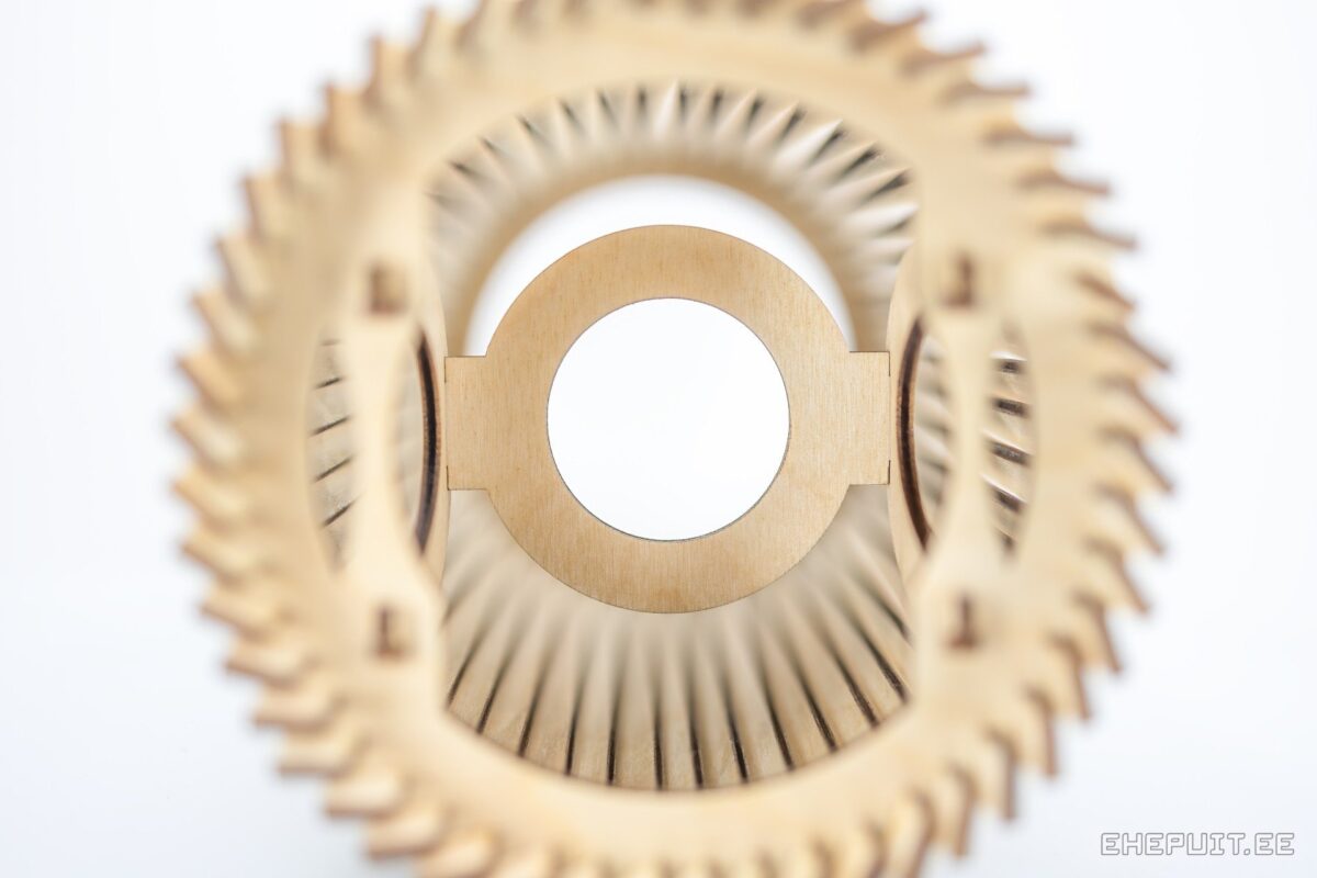 Puidust naturaalne lamp, valge taust, sokkel, liistud, peidetud valgus