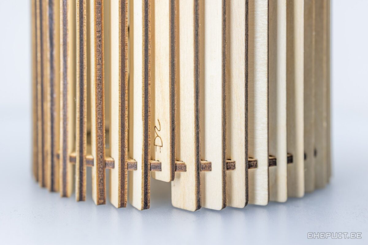 Puidust naturaalne lamp, valge taust, sokkel, liistud, peidetud valgus