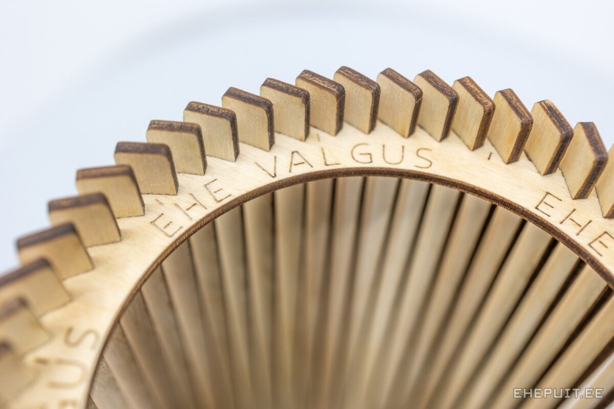 Puidust naturaalne lamp, valge taust, sokkel, liistud, peidetud valgus