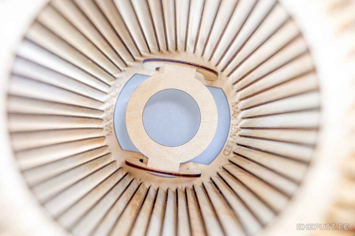 Puidust naturaalne lamp, valge taust, sokkel, liistud, peidetud valgus