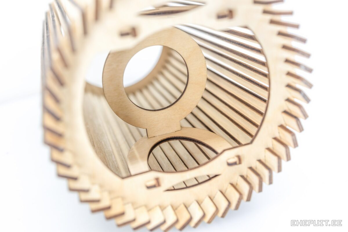 Puidust naturaalne lamp, valge taust, sokkel, liistud, peidetud valgus