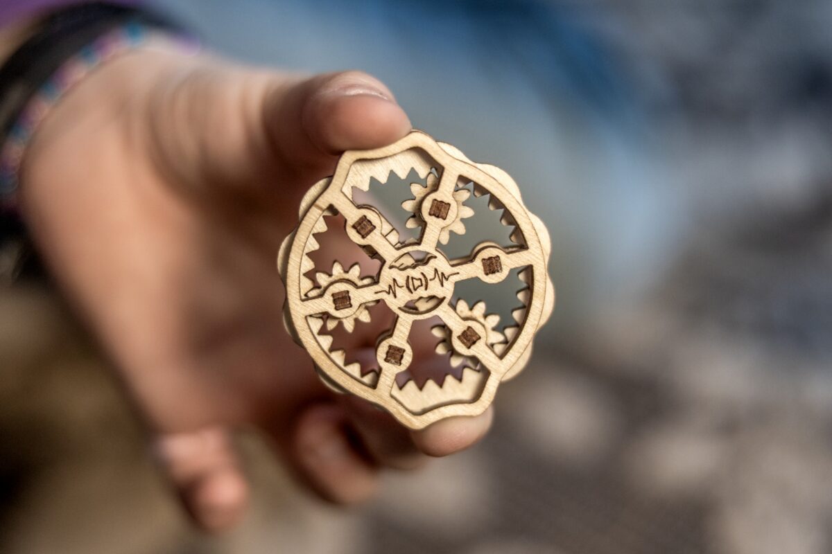 Puidust Krõbisev Ähmiketas, fidget spinner, käes, peos - käsitöö, ATH ADHD ärevuse ja stressi leevendamiseks