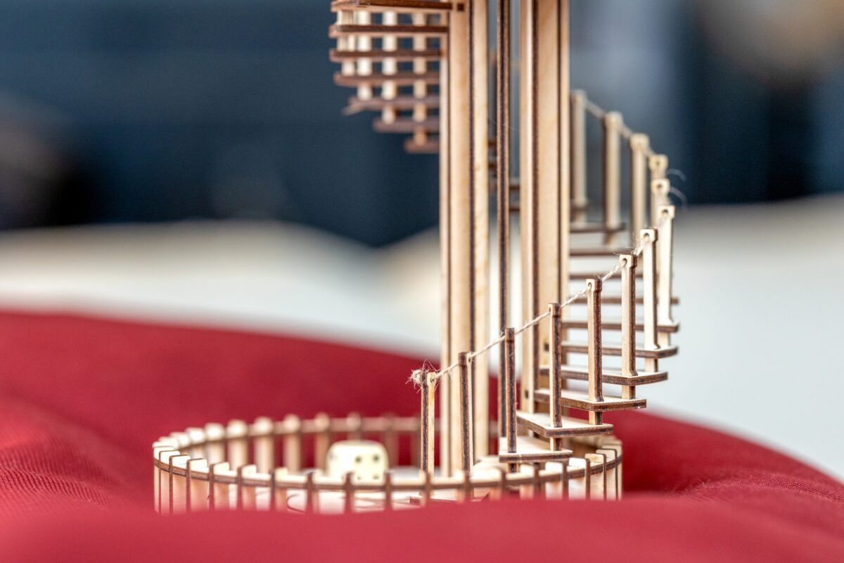 Puidust täringutorn, toetab ka suuremaid täringuid nagu D6 kuni D24