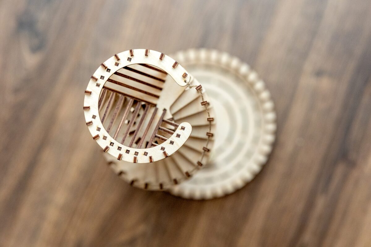 Puidust täringutorn, toetab ka suuremaid täringuid nagu D6 kuni D24