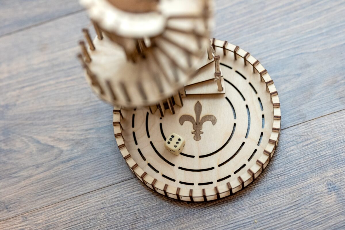 Puidust täringutorn, toetab ka suuremaid täringuid nagu D6 kuni D24 - D6 täringuga