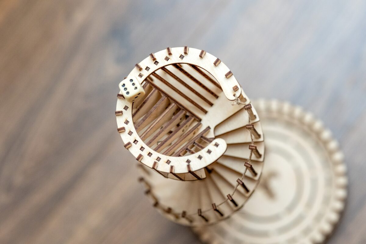 Puidust täringutorn, toetab ka suuremaid täringuid nagu D6 kuni D24