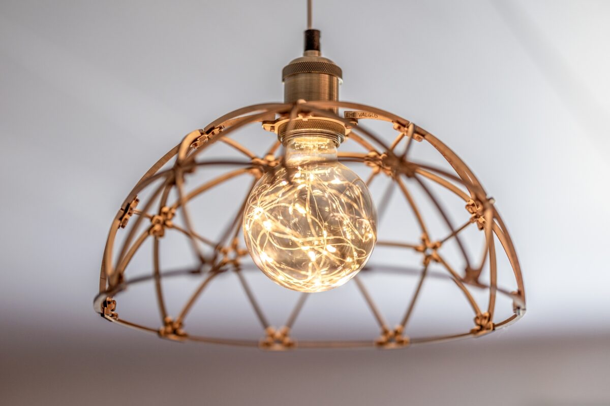 Puidust laelamp, minimalistlik, kaared, pool kera, liimita kinnitused