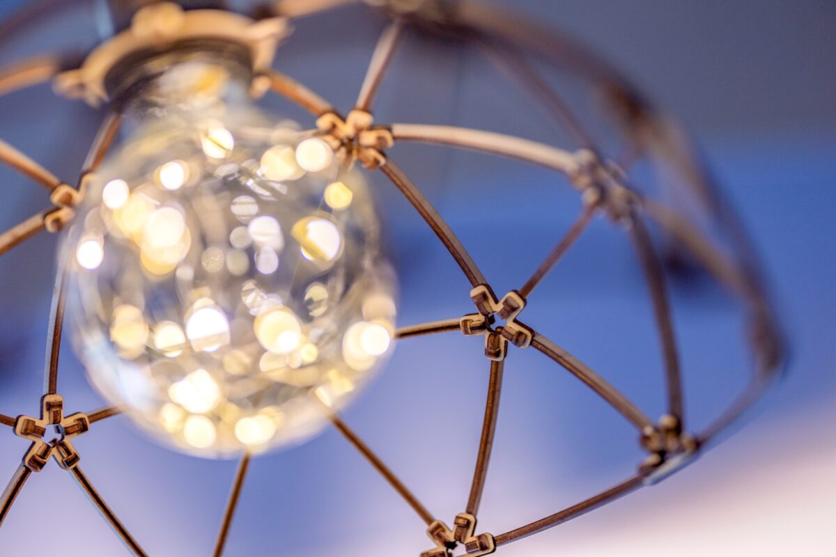 Puidust laelamp, minimalistlik, kaared, pool kera, liimita kinnitused