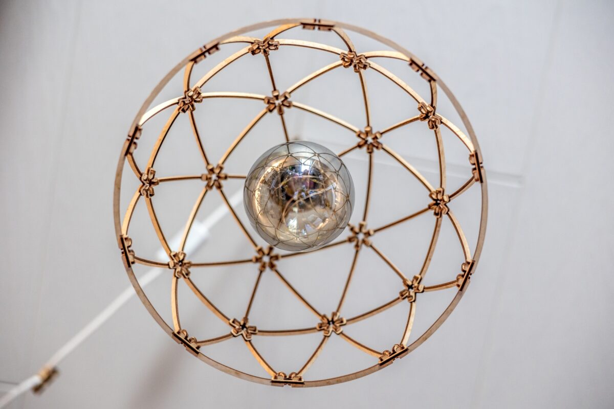 Puidust laelamp, minimalistlik, kaared, pool kera, liimita kinnitused