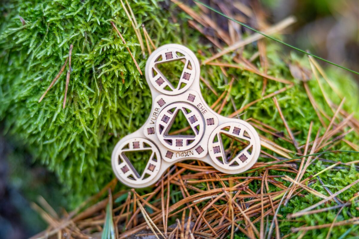 Puidust Näpuvurr, fidget spinner, metsas, sambla peal - käsitöö, ATH ADHD ärevuse ja stressi leevendamiseks