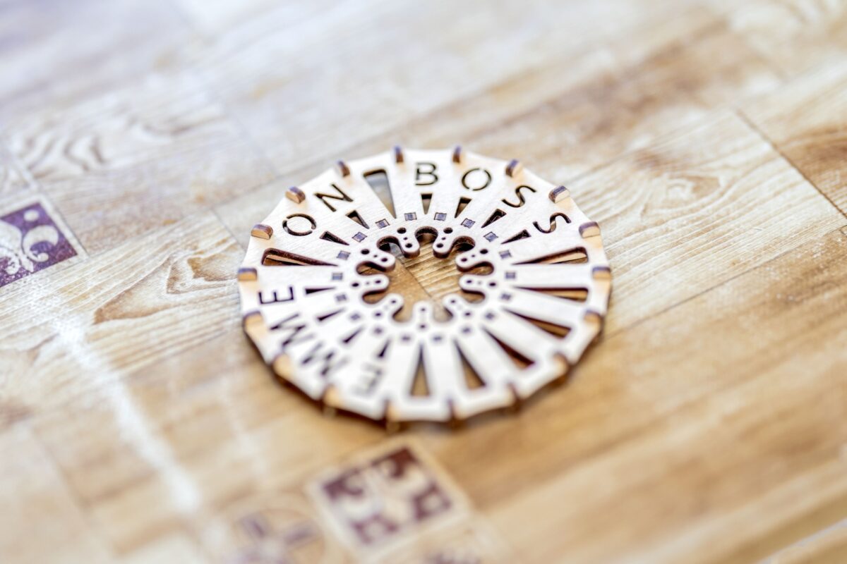 Puidust tassi alus, kohvitass, teetass, kõrgendusega, laual