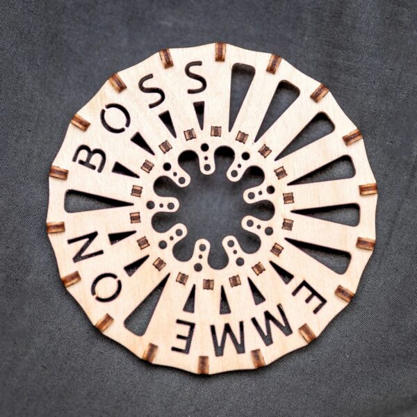 Puidust tassi alus, kohvitass, teetass, kõrgendusega, laual