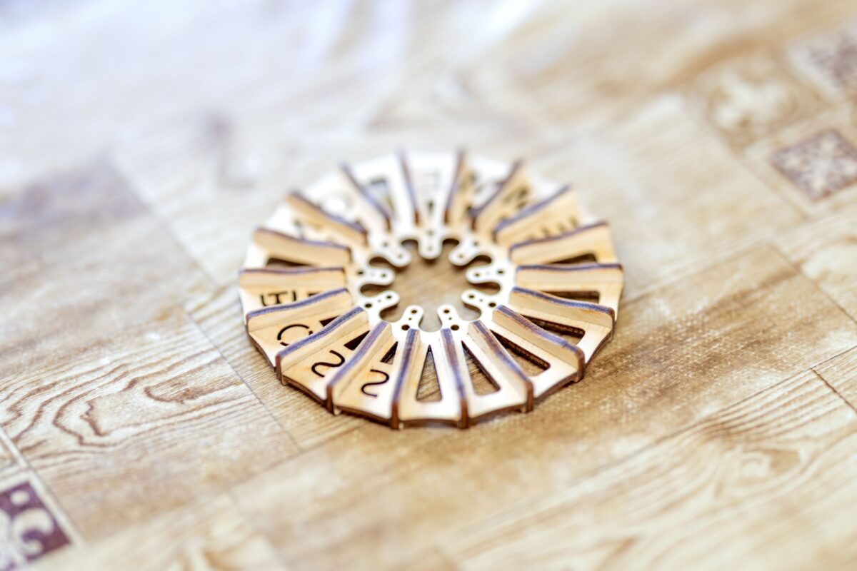 Puidust tassi alus, kõrgendusega, laual