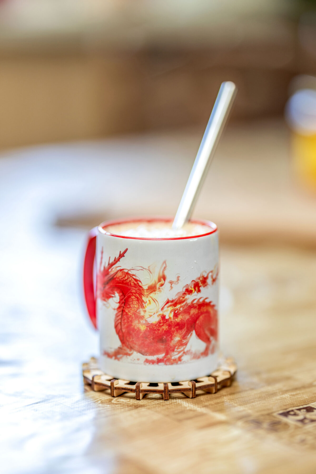 Puidust tassi alus, kohvitass, teetass, kõrgendusega, laual