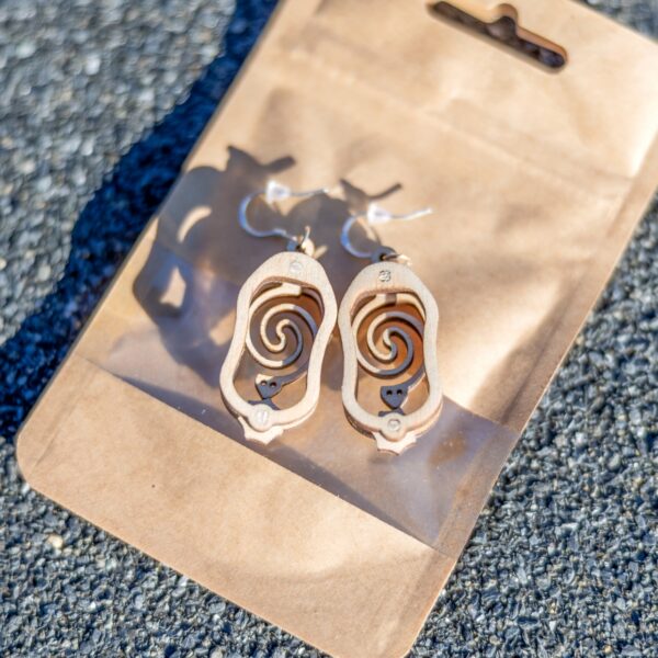 2N7A9014 + CNC, kõrvarõngad, Lõgismadu_1920 Kõrvarõngad, lõgismadu, puidust, madu, ehted